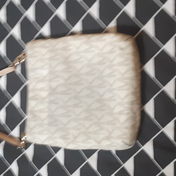 Michael KORS VANILLA HAMILTON CROSSBODY - Picture 5 of 17